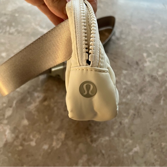 Lululemon Quilted Beige Crossbody Bag 1L - Picture 5 of 6